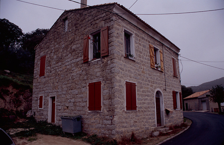 Vue d'ensemble de trois quarts.