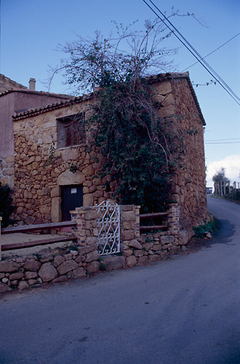 Vue d'ensemble de trois quarts.
