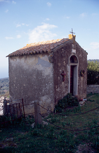 Vue d'ensemble de trois quarts.