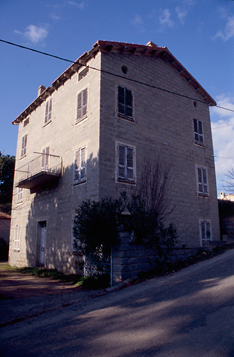 Vue d'ensemble de trois quarts.