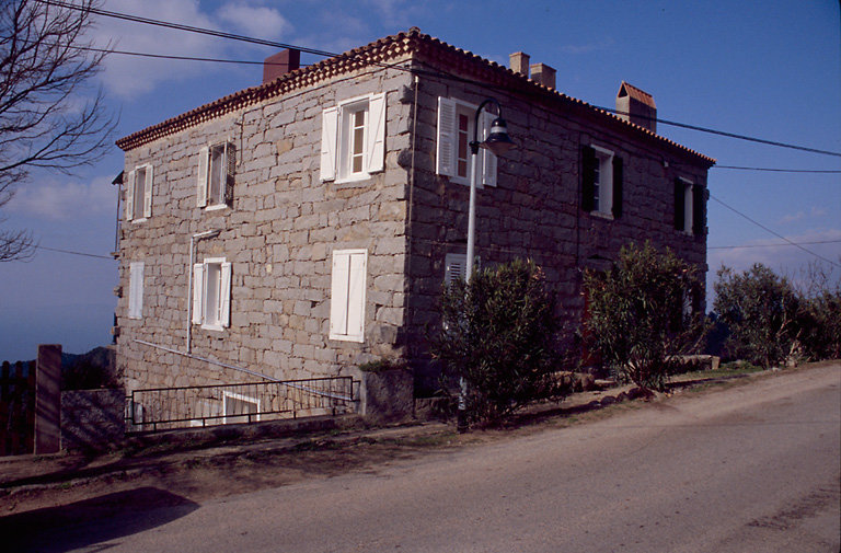 Vue d'ensemble de trois quarts.