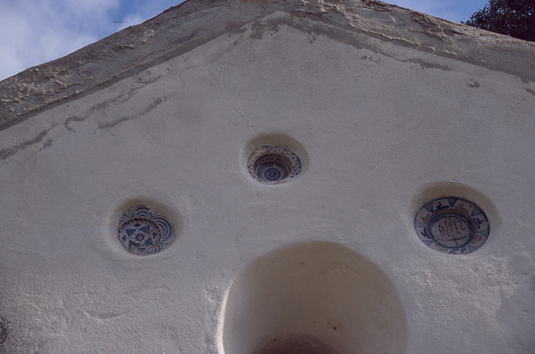 Céramiques ornant la façade antérieure.