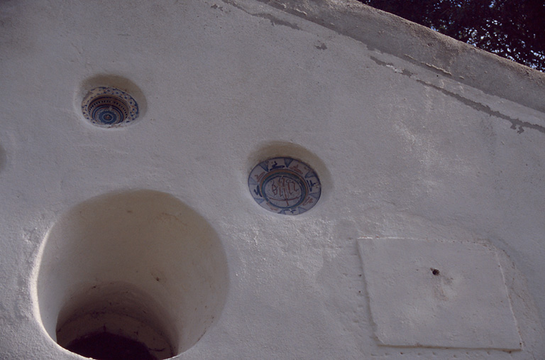 Céramiques ornant la façade antérieure.