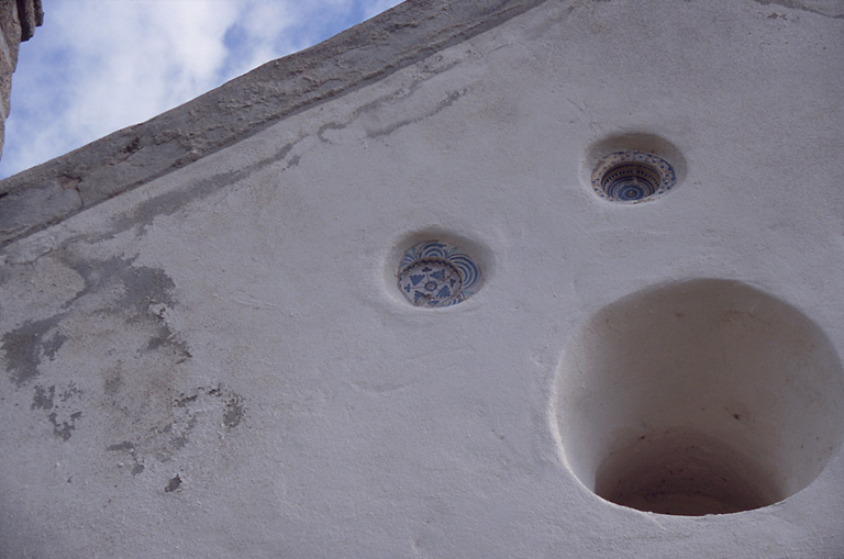 Céramiques ornant la façade antérieure.