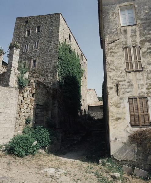 Vue d'ensemble de trois quarts arrière droit.