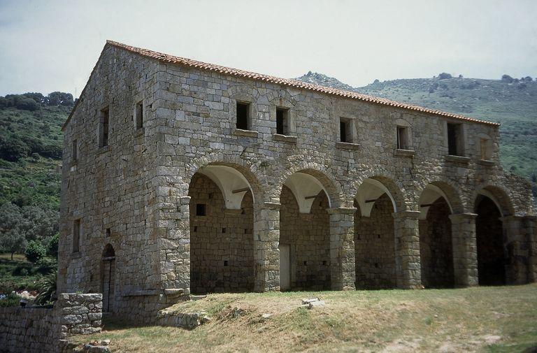 Vue d'ensemble de trois quarts gauche.