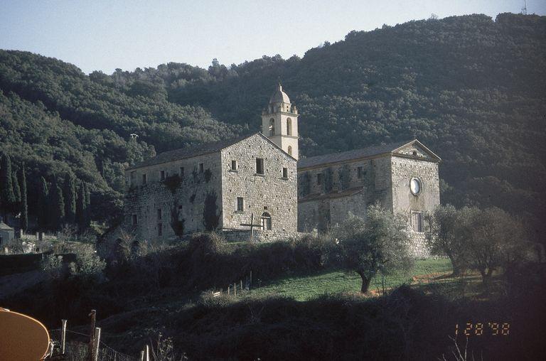 Vue d'ensemble de trois quarts.