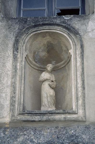 Niche ornant l'élévation antérieure.