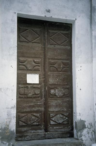 Vue d'ensemble de trois quarts de la porte principale.