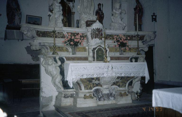 Maître-autel, gradins, tabernacle, statues : La Vierge et deux anges