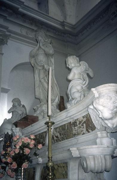 Vue d'ensemble des statues de l'Assomption et des deux anges ornant le maître-autel.