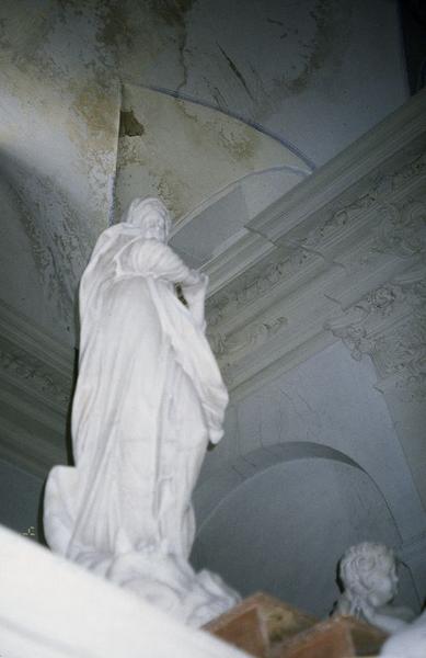 Vue d'ensemble de trois quarts de la statue de l'Assomption, ornant le maître-autel.