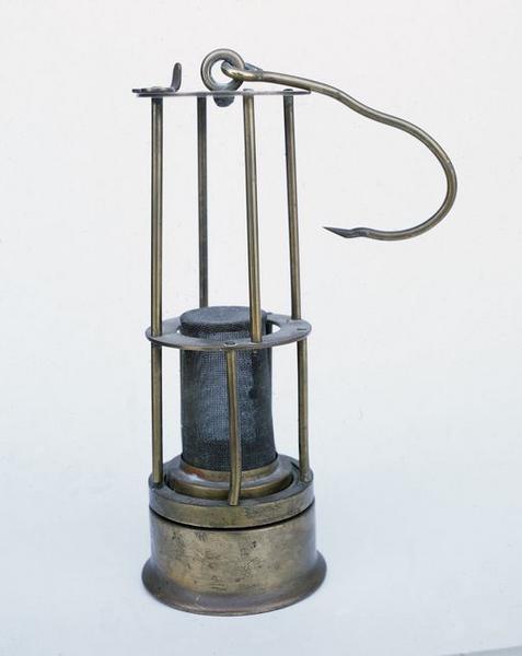 Vue d'ensemble d'une lampe de mineur.