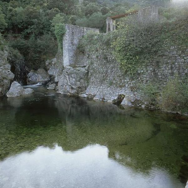 Barrage sur le cours d'eau l'Abatesco.