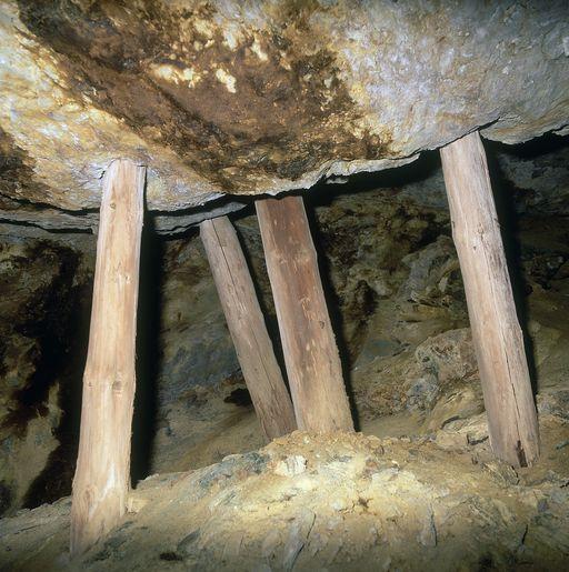 Scories adossées à la paroi.