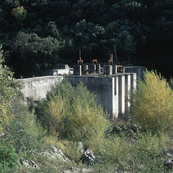 Vue d'ensemble du barrage.