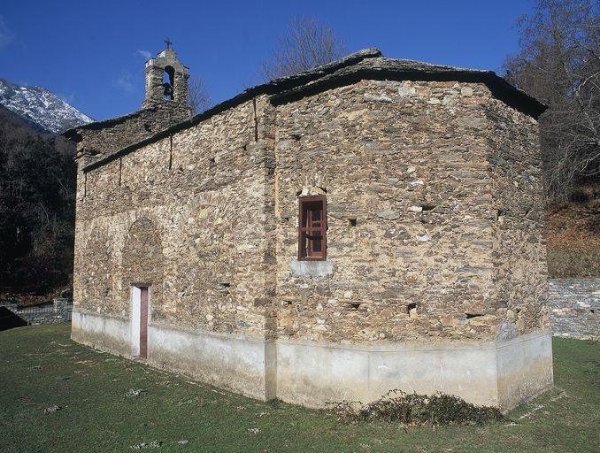 Vue d'ensemble de trois quarts arrière.