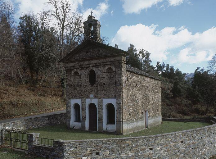 Vue d'ensemble de trois quarts.