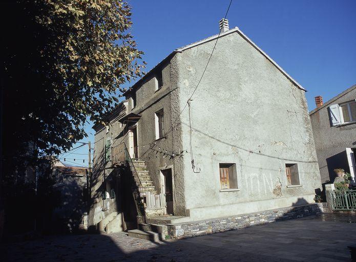 Vue d'ensemble de trois quarts avant droit.