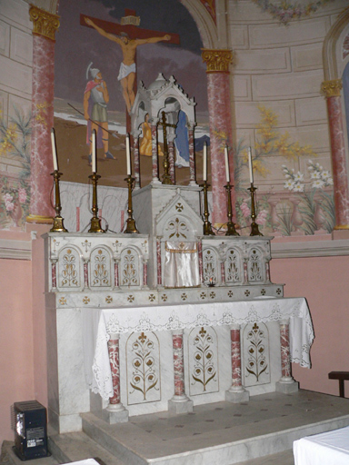 Ensemble du maître-autel (autel tombeau, 2 gradins d'autel, tabernacle architecturé à dais d'exposition)