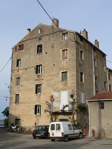 Vue d'ensemble de trois quarts.