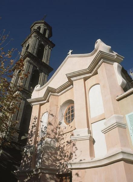 Vue partielle de l'élévation antérieure.