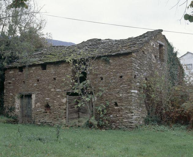 Vue d'ensemble de trois quarts.