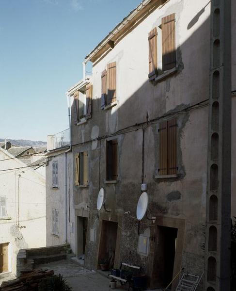 Vue d'ensemble de trois quarts droit.