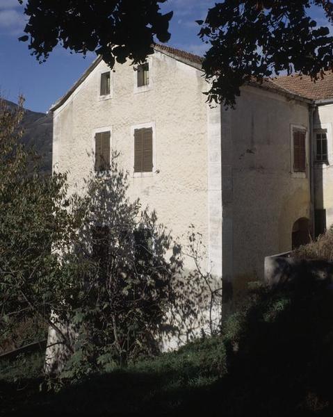 Vue d'ensemble de trois quarts.