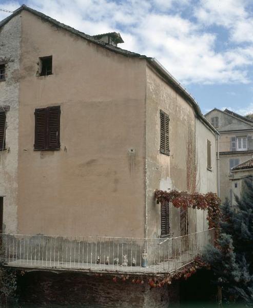 Vue d'ensemble de trois quarts.