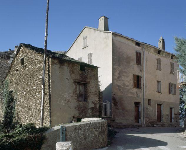 Vue d'ensemble de trois quarts gauche.