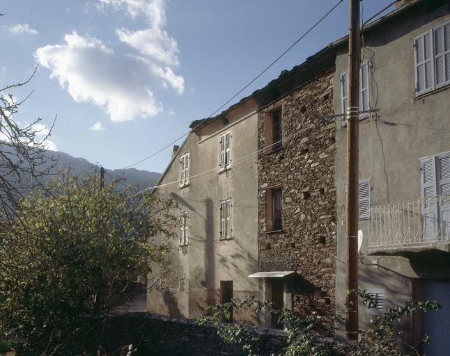 Vue d'ensemble de trois quarts.
