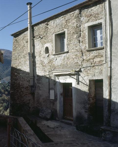 Vue d'ensemble de trois quarts.