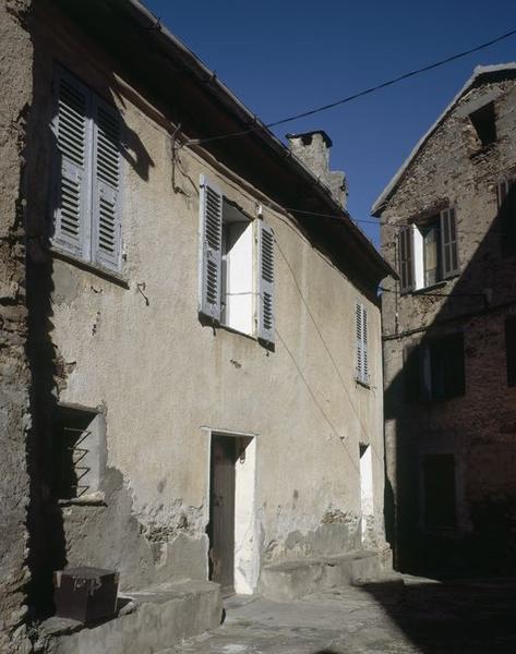 Vue d'ensemble de trois quarts gauche.