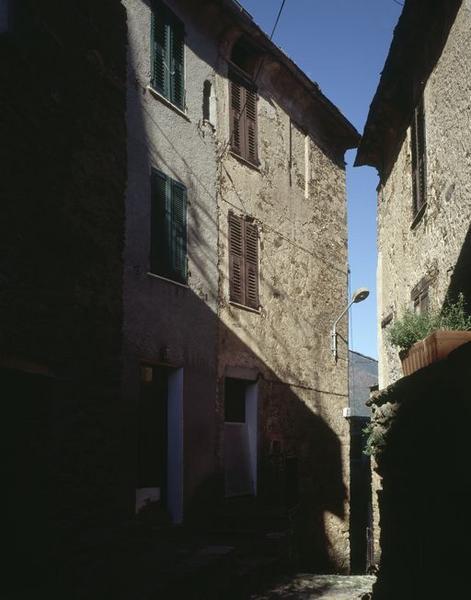 Vue d'ensemble de trois quarts gauche.