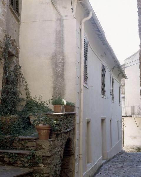 Vue d'ensemble de trois quarts gauche.