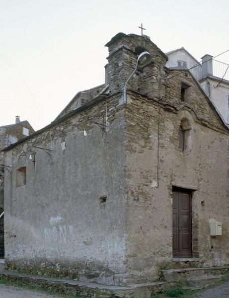 Vue d'ensemble de trois quarts gauche.