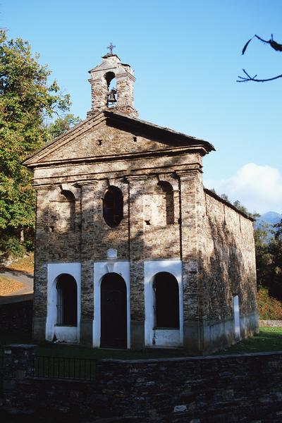 Vue d'ensemble de trois quarts avant droit.
