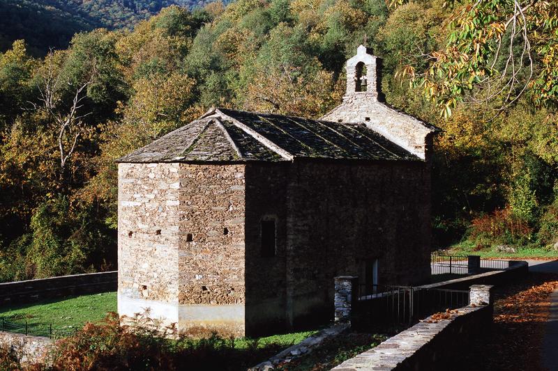 Vue d'ensemble de trois quarts arrière.