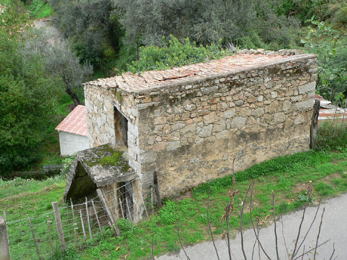 Vue d'ensemble de trois quarts.