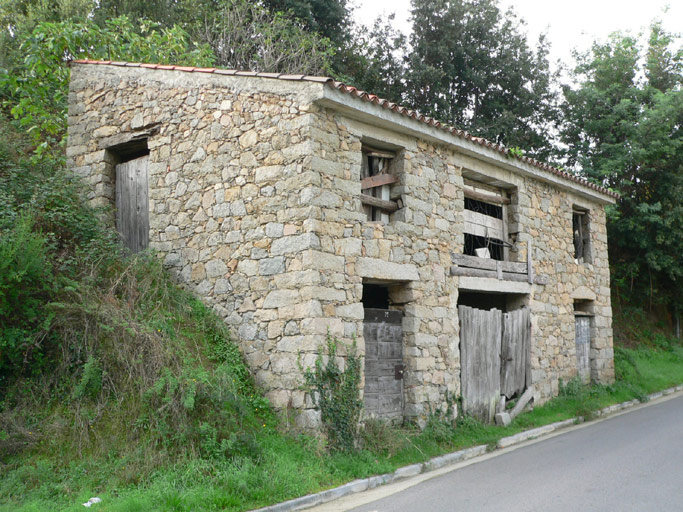 Vue d'ensemble de trois quarts.