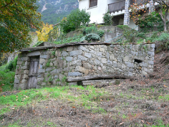 Vue d'ensemble de trois quarts.