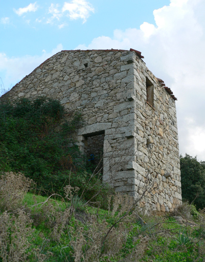 Vue d'ensemble de trois quarts.