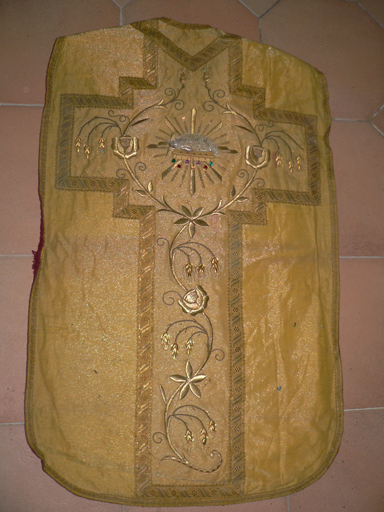 Chasuble, étole, manipule, voile de calice (ornement doré)