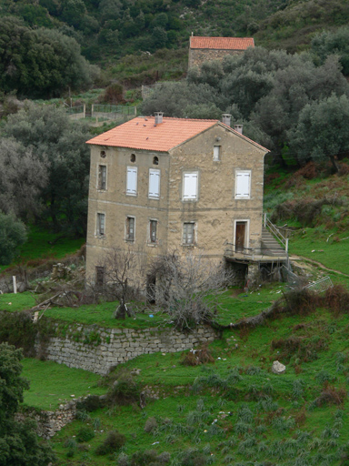 Vue d'ensemble de trois quarts.