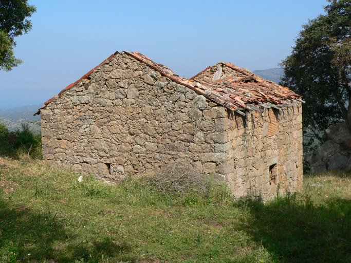 Vue d'ensemble de trois quarts.