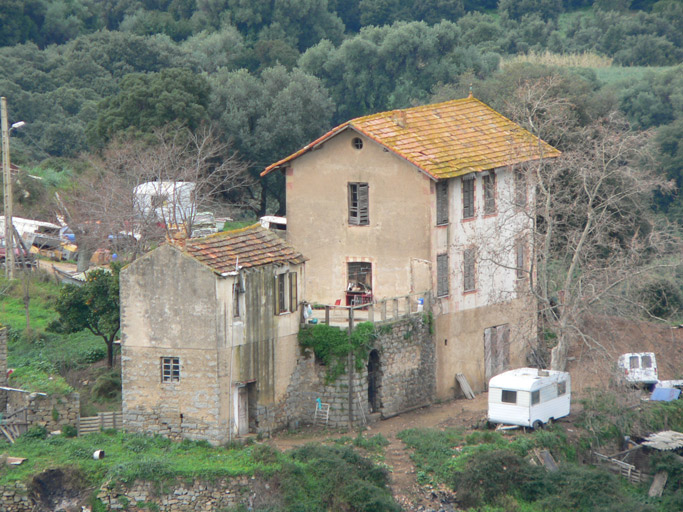 Vue d'ensemble de trois quarts.