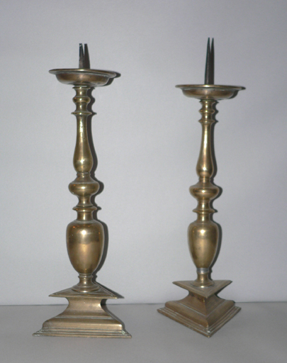 Ensemble de deux chandeliers d'autel