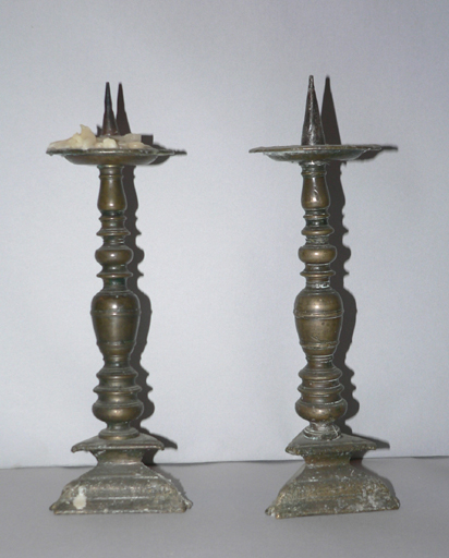 Ensemble de deux chandeliers d'autel