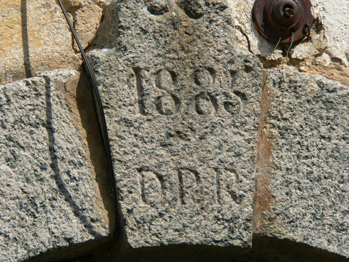 Date portée figurant sur l'agrafe de la porte principale.
